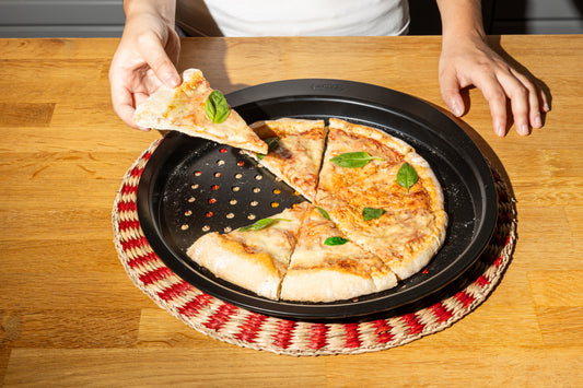 Plaque à pizza en métal avec prise en main facile - GLIDE