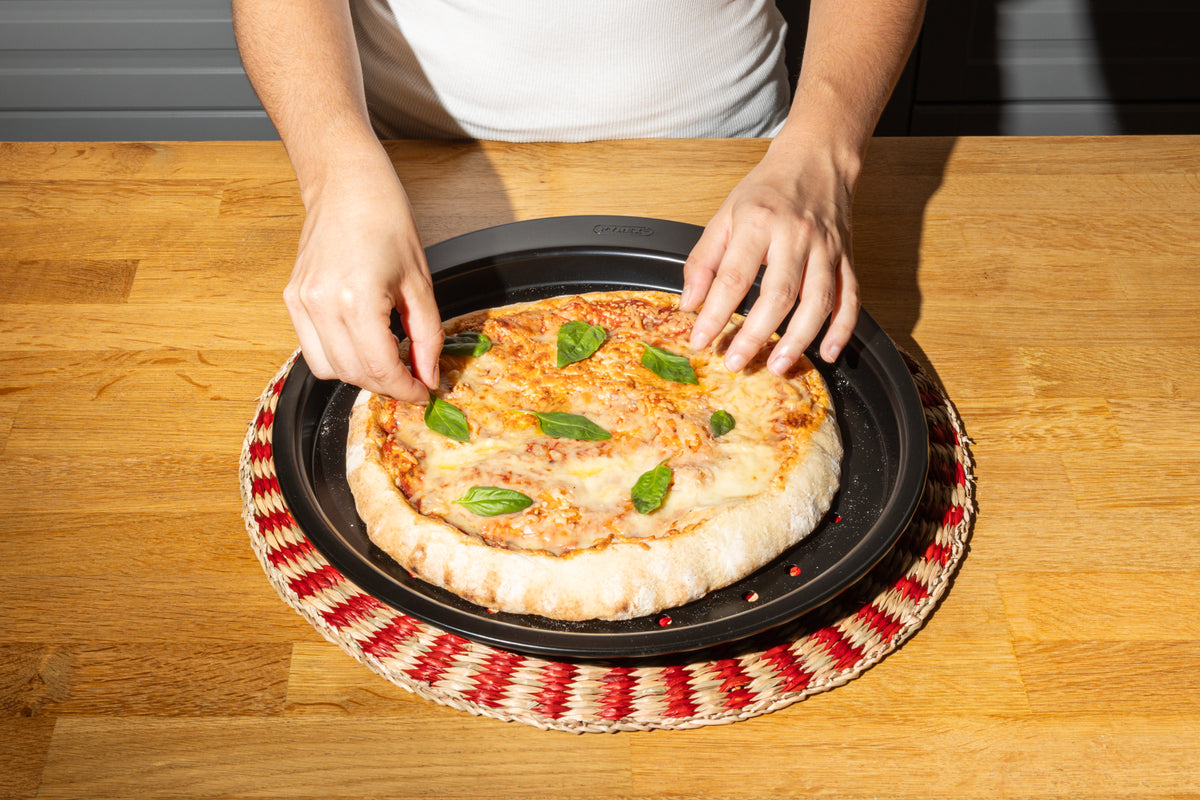 Plaque à pizza en métal avec prise en main facile - GLIDE