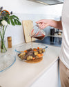 Viande et légumes cuit dans une cocotte Pyrex et le versement d'un jus de viande
